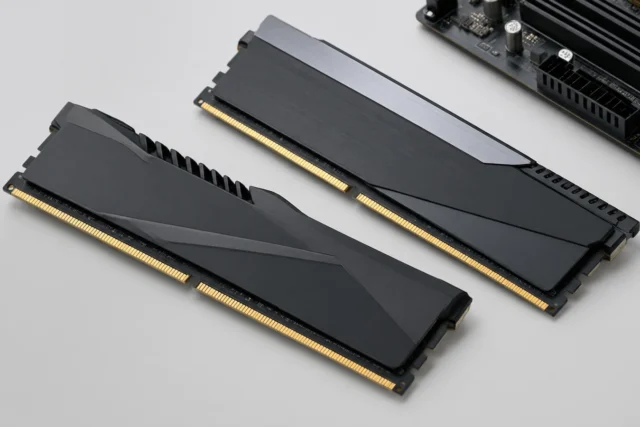 Модули оперативной памяти DDR4 и DDR5 на светло-сером фоне без маркировки и текста