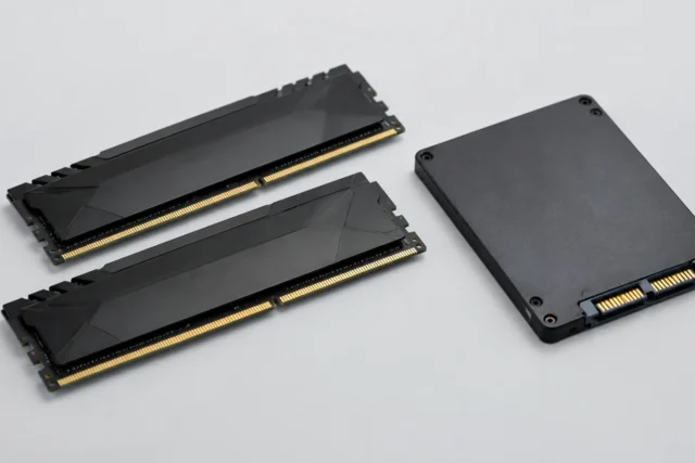 Модули оперативной памяти и SSD на светло-сером фоне